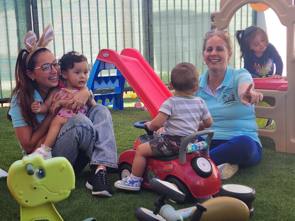 Parque de juegos con césped sintético para niños pequeños